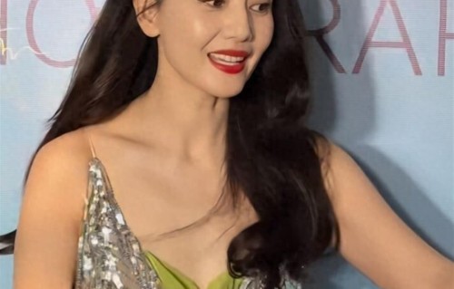 高圆圆亮相北影节，复古波浪卷发配鎏金礼服，温柔又贵气