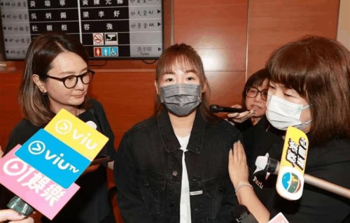 81岁鼎爷赴灵堂送别前妻，暴瘦憔悴一言不发，遭拦截护送儿媳失败