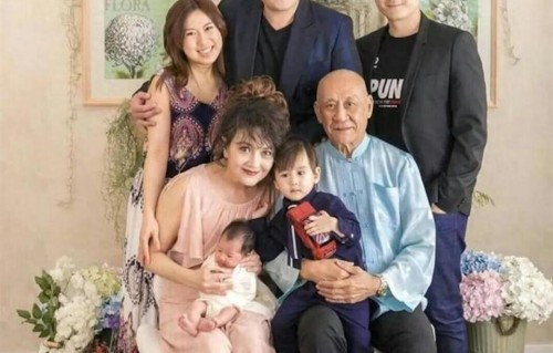 TVB老戏骨忍无可忍含泪揭家丑，每月接济儿子五万，走了向太老路