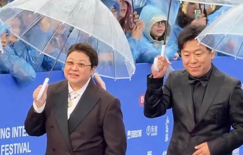 韩红黄渤北影节“遛弯式”出场!手插口袋像极了下班回家的我_瑞盈