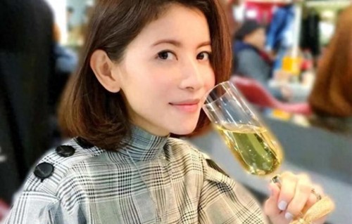 54岁站回司仪台，她没靠运气也没走捷径，而是把语言当饭碗