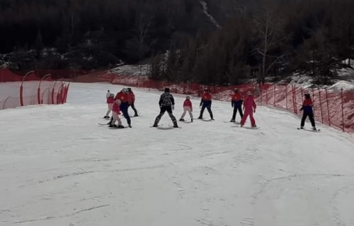 谢娜带三女儿穿粉色滑雪服太醒目，张杰一身黑被调侃，女儿学得比爸快|娜一|教练|下学|双胞胎|深色系
