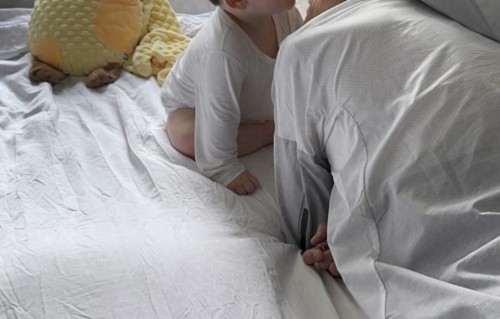 梁家辉拿影帝哽咽感激家人，次日就探望混血外孙，祖孙亲吻好温馨