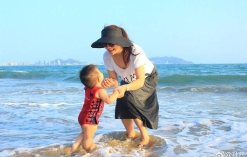 槿汐姑姑孙茜带儿子海边玩耍,儿子模样实在太可爱,想抱走