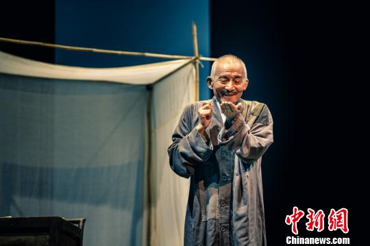   游本昌《弘一法师·最后之胜利》剧照。游思涵 摄