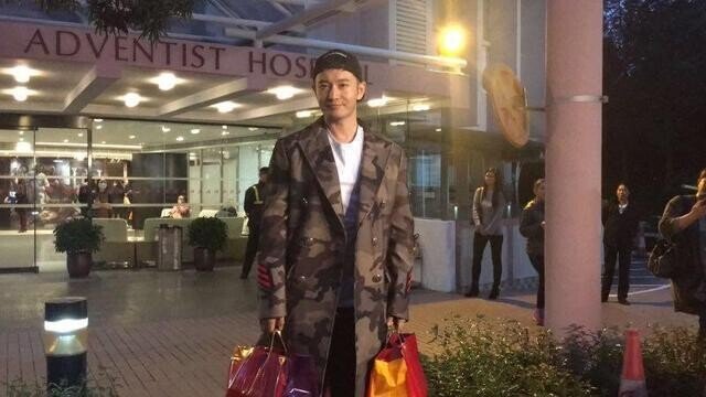 　　Baby产子后，黄晓明给医院外蹲守的媒体派发老婆饼，资料图