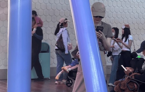 戚薇带3岁儿子出游，Seven正脸肉嘟嘟像妈妈，和李承铉同行像走秀