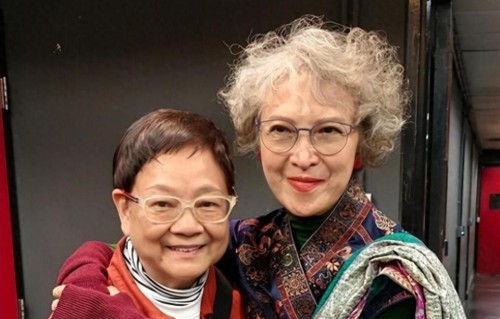 79岁香港传奇女星久违露面，满头银发状态极佳，台上哽咽送飞吻