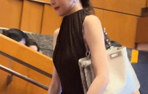 唐嫣黑裙亮相幼儿园：42岁的松弛感，才是顶级富养的底气