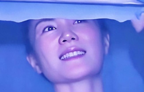 王菲现实长什么样？路人镜头才是照妖镜，突然理解谢霆锋的专一了