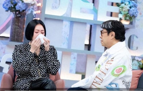 迟来的深情比草贱？小S泪洒片场揭开大S去世真相，却遭全网质疑