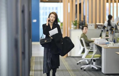 高圆圆复出演职场女性，又要带娃又要赚钱，妈妈们仿佛看到了自己