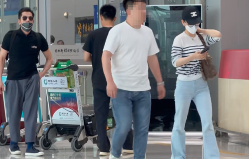 郭富城夫妇现身机场，没一起回港，郭富城看着方媛背影满是不舍