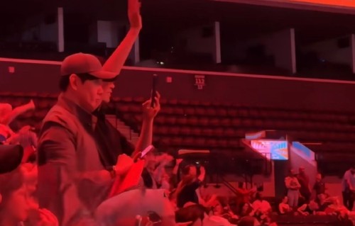 林俊杰携母亲见证女友七七毕业，戴棒球帽低调现身