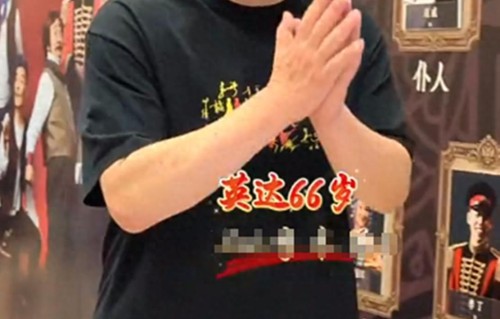 英达父子看话剧，英如镝和同父异母哥哥巴图从长相到气质差距好大 