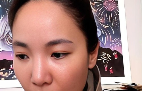 张婉婷直播称宋宁峰在山里被当玩笑，不料属实！2026年4月26日网友偶遇宋宁峰带两娃成全职奶爸，张婉婷直播挣钱养家