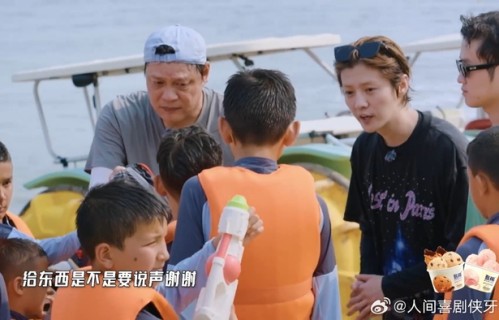 鹿晗教孩子收礼先道谢，范志毅送鞋获尊重