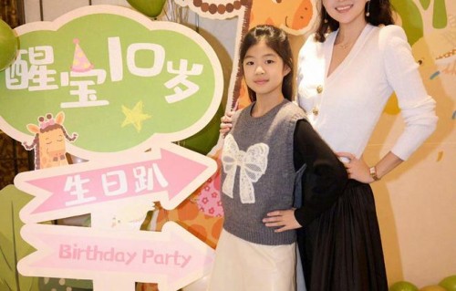 章子怡发文庆祝女儿醒宝十岁生日，貌美如母且已出书