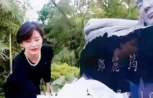 1998年，林青霞为邓丽君扫墓的留影