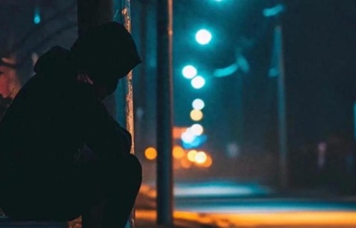 年轻人不愿帮亲戚被骂上热搜，撕开了成年人最扎心的真相！