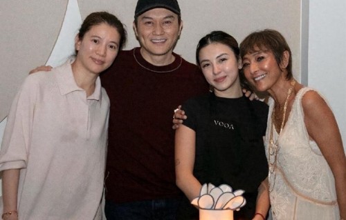 张智霖和老婆一起为朋友庆祝生日，夫妻俩都是素颜，状态很一般