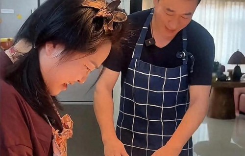 丁海峰清明回吉林老家祭祖，晒北京别墅家里整洁，开老款路虎很精神