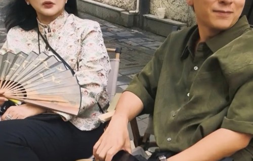 68岁胡慧中探访周璇故居，穿新中式上衣优雅体面，27岁女儿和她一样美