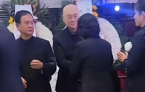 73岁迟重瑞送别妻子！满眼憔悴，继子举动打脸所有世俗偏见！