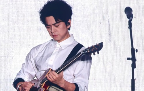 李健大眼音乐节封神现场：纯净嗓音治愈全场，十一首歌连唱值回票价！