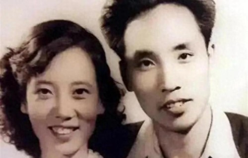 这是葛优父母年轻时的老照片，仔细看葛优长的很像妈妈