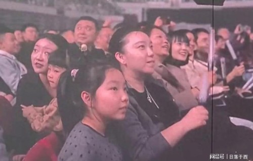 岳云鹏演唱会最感人的场面，哭中带笑，笑中带泪|民谣|爱都|曲目|看演唱会|一天