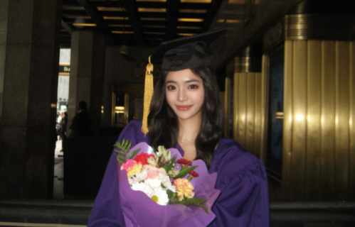 邵兵女儿22岁提前一年毕业纽约大学，龙凤胎哥哥邵子恒男团出道，网友：高颜值学霸