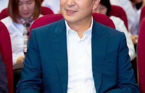 实力派演员张嘉译与网友合照被点赞,打扮亲民接地气