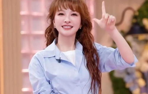 43岁吴昕跟男友郑凯聚餐，姐弟恋长跑8年，曾坦言不想结婚生孩子.