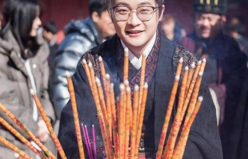 24岁短剧演员黄子仟机车离世，好友悼文曝冷柜抬出，送别现场蝴蝶盘旋不散_任九晗_转场_朋友|飞驰人生3|红果|烟灰