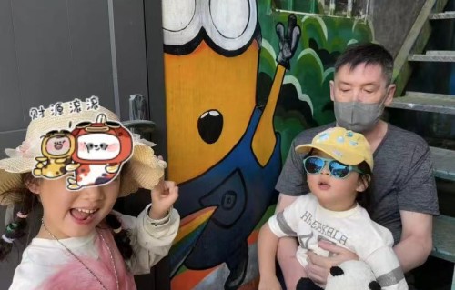 郭碧婷爸爸晒向笙向芷，兄妹很像，可爱又活泼
