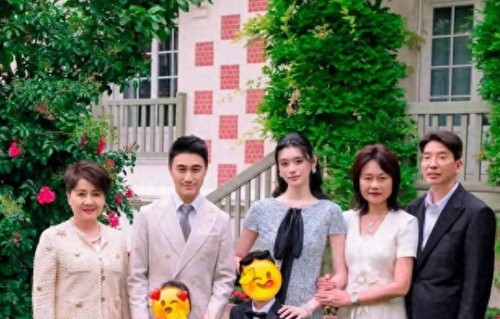 奚梦瑶晒婚礼欢迎晚宴照 与何猷君一家人同框合影温馨有爱