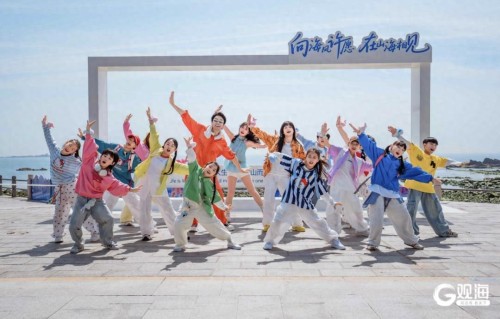 林依轮身现青岛海边，唱跳打卡“新地标”！音乐一起，DNA瞬间就动了…… 