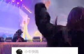 60岁郭富城演唱会与女粉丝斗舞:两人年龄差40岁,舞技不相上下