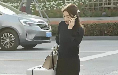 上海街头偶遇朱珠，离开电视上滤镜，真人很普通但气质温婉