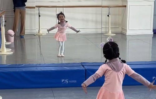 海哈金喜为夏夏庆生，晒李亚鹏父女聊天，夏夏称是最幸福的小朋友