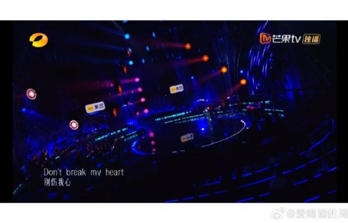 窦靖童的姑姑窦颖在表演中担任了什么角色，重现了哪段经典场景？