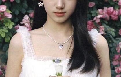 除了眼睛有灵气，刘佳玺在唱歌或杂志表现方面有何亮点？