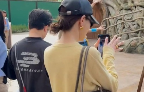 戚薇随身携带一家四口合照手机壳|低调|家庭|细节|日常|氛围