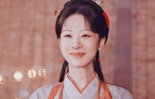 除了《家业》，杨紫还在哪些作品中展现了截然不同的原声声线？