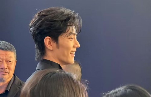 肖战亮相大学生电影节红毯