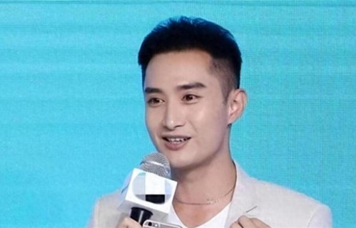 他是上海著名主持，40 多岁仍未婚，辞掉铁饭碗创业，非常愧对父母
