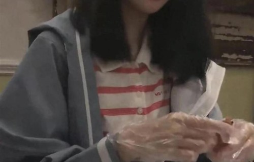 陆毅17岁女儿贝儿不会剥虾惹全网吵翻！是富养还是溺爱惹争议