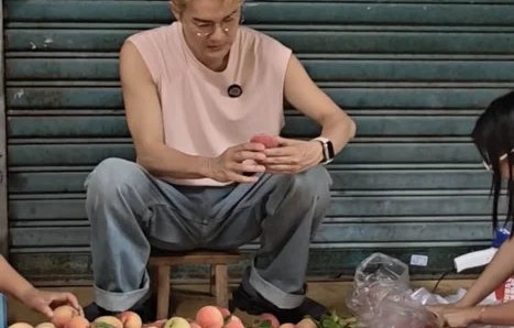 吴克群路边卖桃子，喇叭标语趣味十足|叫卖|模样