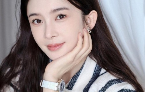 直播崩溃落泪！知名女星自曝娱乐圈混不下去真相，没人给她好脸色